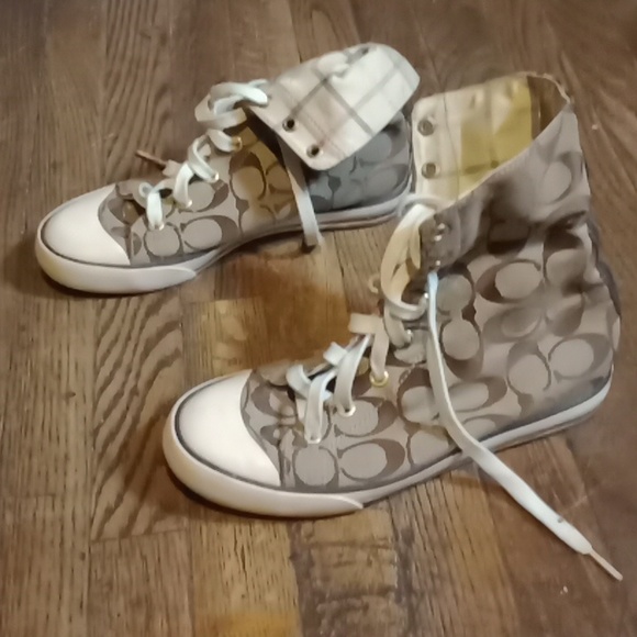 Coach - Picture 3 of 4